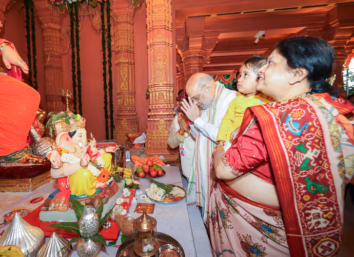 बप्पा के दरबार पहुंचे अमित शाह-देवेंद्र फडणवीस, 12 PHOTO में देखें नेताओं का गणपति उत्सव