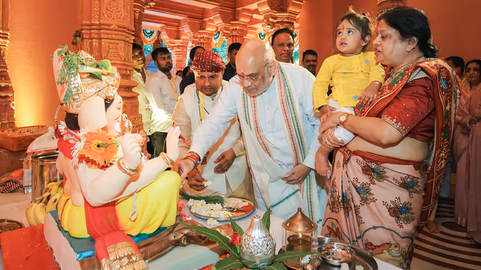 बप्पा के दरबार पहुंचे अमित शाह-देवेंद्र फडणवीस, 12 PHOTO में देखें नेताओं का गणपति उत्सव