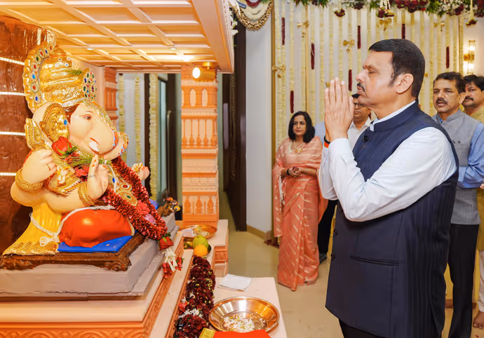 बप्पा के दरबार पहुंचे अमित शाह-देवेंद्र फडणवीस, 12 PHOTO में देखें नेताओं का गणपति उत्सव