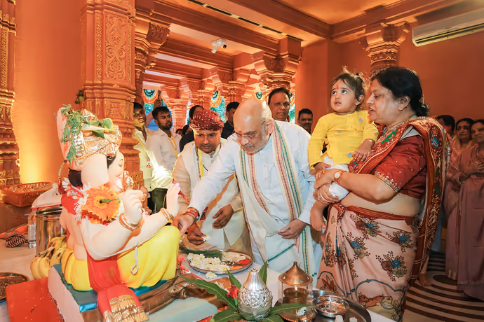 बप्पा के दरबार पहुंचे अमित शाह-देवेंद्र फडणवीस, 12 PHOTO में देखें नेताओं का गणपति उत्सव