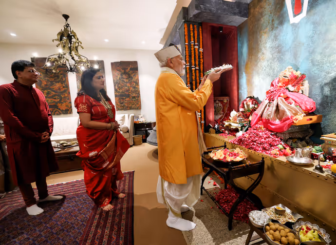 बप्पा के दरबार पहुंचे अमित शाह-देवेंद्र फडणवीस, 12 PHOTO में देखें नेताओं का गणपति उत्सव