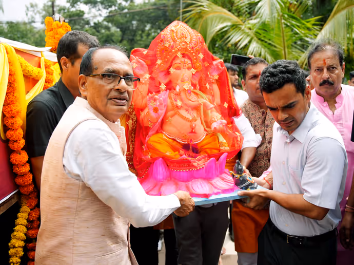 बप्पा के दरबार पहुंचे अमित शाह-देवेंद्र फडणवीस, 12 PHOTO में देखें नेताओं का गणपति उत्सव