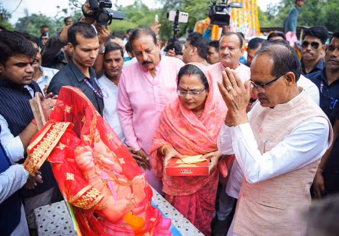 बप्पा के दरबार पहुंचे अमित शाह-देवेंद्र फडणवीस, 12 PHOTO में देखें नेताओं का गणपति उत्सव