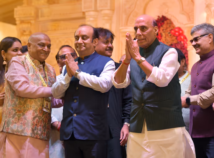 बप्पा के दरबार पहुंचे अमित शाह-देवेंद्र फडणवीस, 12 PHOTO में देखें नेताओं का गणपति उत्सव