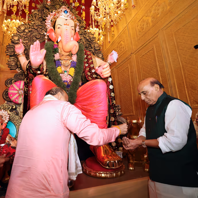 बप्पा के दरबार पहुंचे अमित शाह-देवेंद्र फडणवीस, 12 PHOTO में देखें नेताओं का गणपति उत्सव