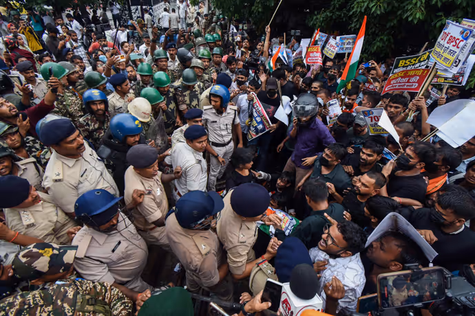 पटना में फिर क्यों गुस्से में युवा: चीखते हुए CM हाउस घेरने निकले, 5 फोटोज में देखें बवाल