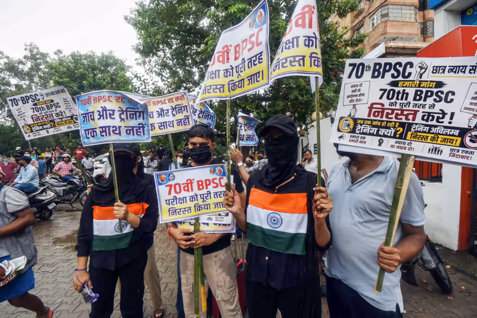 पटना में फिर क्यों गुस्से में युवा: चीखते हुए CM हाउस घेरने निकले, 5 फोटोज में देखें बवाल
