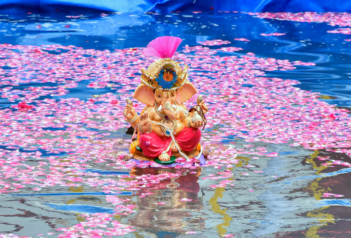 Ganesh Visarjan 2026: शिल्पा शेट्टी ने दूसरे ही दिन किया गणपति विसर्जन, 10 PHOTO में बप्पा की विदाई