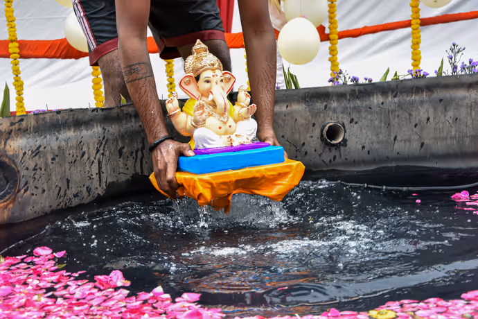 Ganesh Visarjan 2026: शिल्पा शेट्टी ने दूसरे ही दिन किया गणपति विसर्जन, 10 PHOTO में बप्पा की विदाई