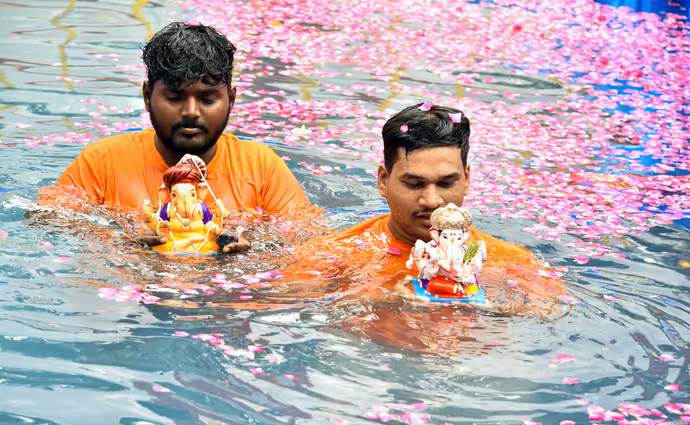 Ganesh Visarjan 2026: शिल्पा शेट्टी ने दूसरे ही दिन किया गणपति विसर्जन, 10 PHOTO में बप्पा की विदाई