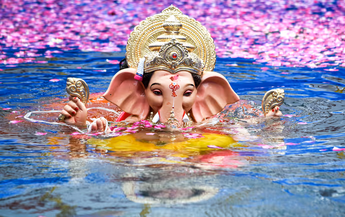 Ganesh Visarjan 2026: शिल्पा शेट्टी ने दूसरे ही दिन किया गणपति विसर्जन, 10 PHOTO में बप्पा की विदाई