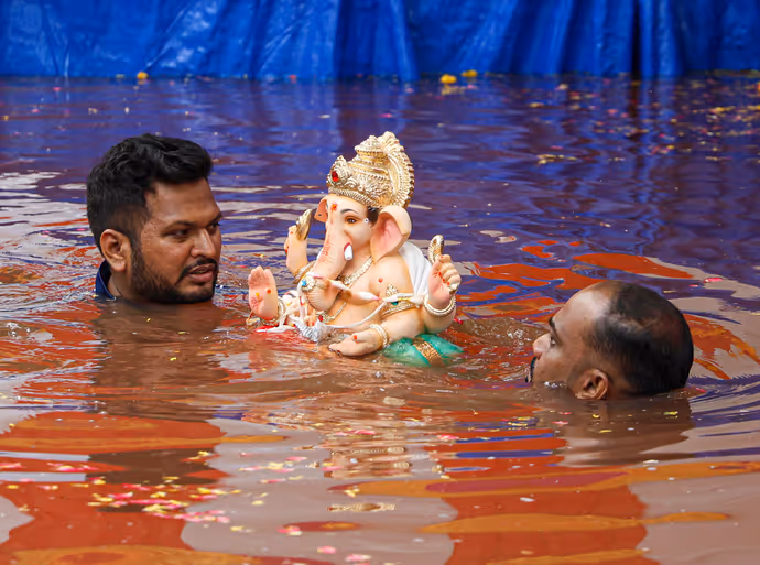 Ganesh Visarjan 2026: शिल्पा शेट्टी ने दूसरे ही दिन किया गणपति विसर्जन, 10 PHOTO में बप्पा की विदाई