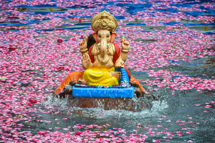 Ganesh Visarjan 2026: शिल्पा शेट्टी ने दूसरे ही दिन किया गणपति विसर्जन, 10 PHOTO में बप्पा की विदाई