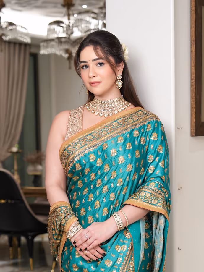सारा तेंदुलकर का गणपति सेलिब्रेशन लुक वायरल, टील ब्लू साड़ी और गजरे ने खींचा ध्यान, देखें Photos