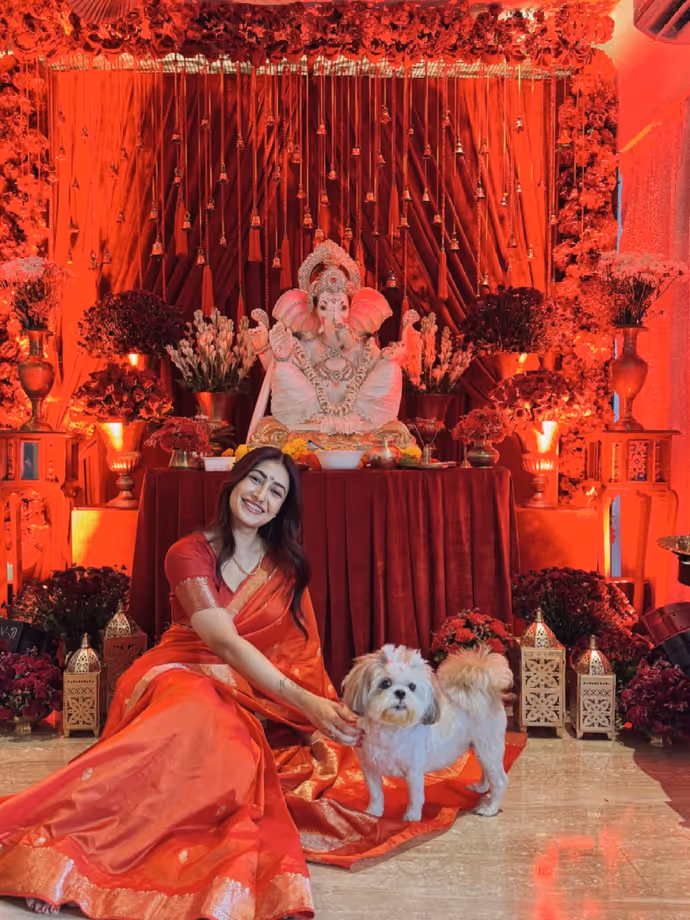 गणपति बप्पा के रंग में रंगीं धनश्री वर्मा, साड़ी में दिखा खूबसूरत अंदाज-8 PHOTOS