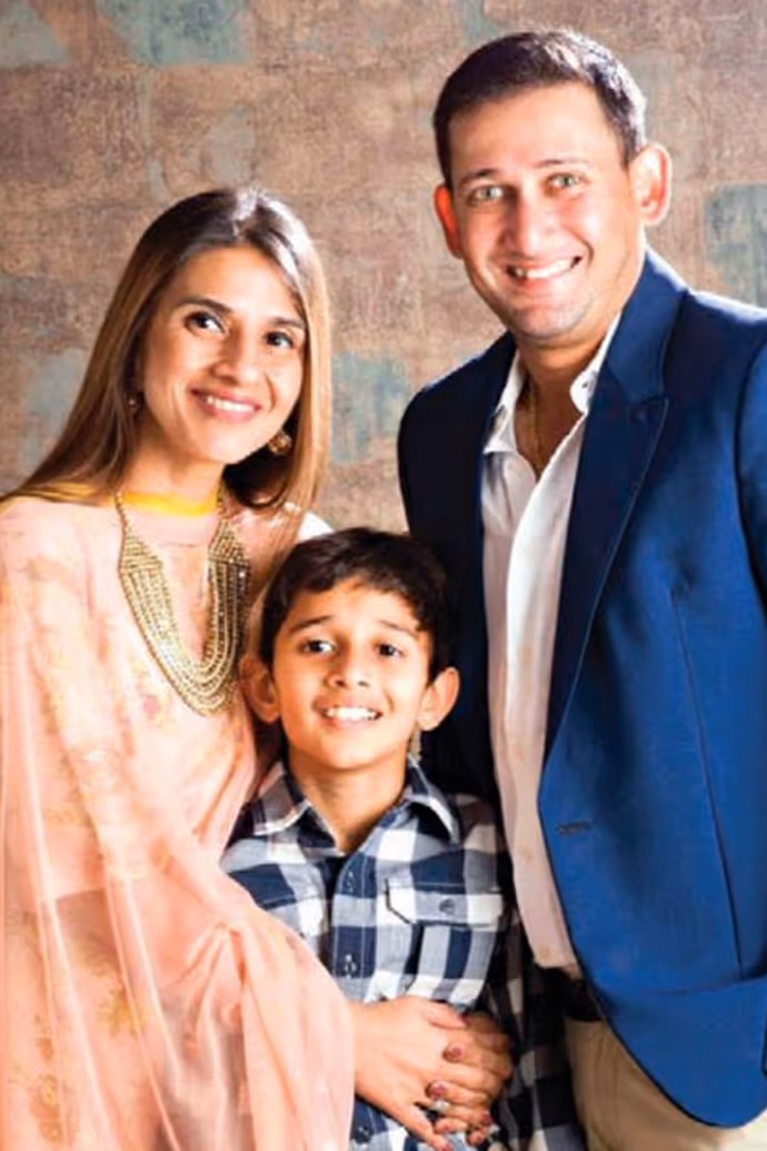 क्रिकेट चीफ सेलेक्टर अजीत अगरकर की पत्नी कौन हैं? देखें कपल की 8 PHOTOS