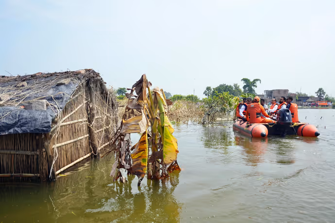 Bihar Floods: कभी ट्रैक्टर तो कभी नाव में सवार दिखे शिवराज-सम्राट, 8 PHOTOS में देखें तबाही