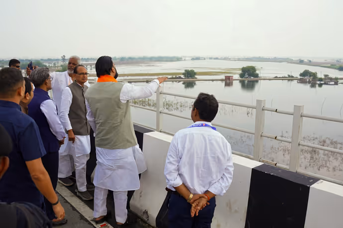 Bihar Floods: कभी ट्रैक्टर तो कभी नाव में सवार दिखे शिवराज-सम्राट, 8 PHOTOS में देखें तबाही