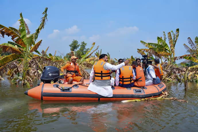 Bihar Floods: कभी ट्रैक्टर तो कभी नाव में सवार दिखे शिवराज-सम्राट, 8 PHOTOS में देखें तबाही