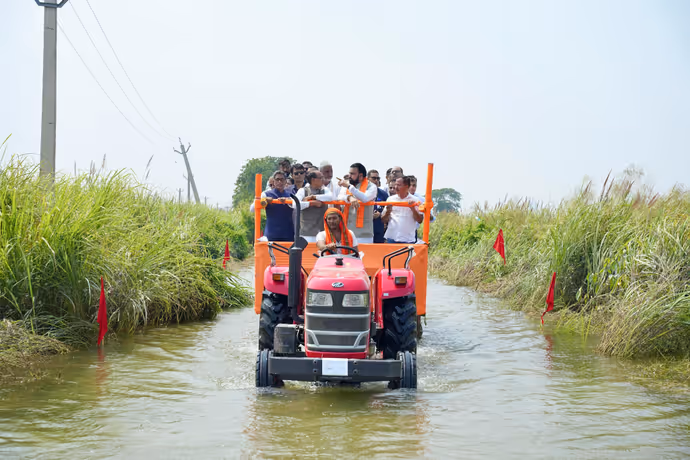 Bihar Floods: कभी ट्रैक्टर तो कभी नाव में सवार दिखे शिवराज-सम्राट, 8 PHOTOS में देखें तबाही