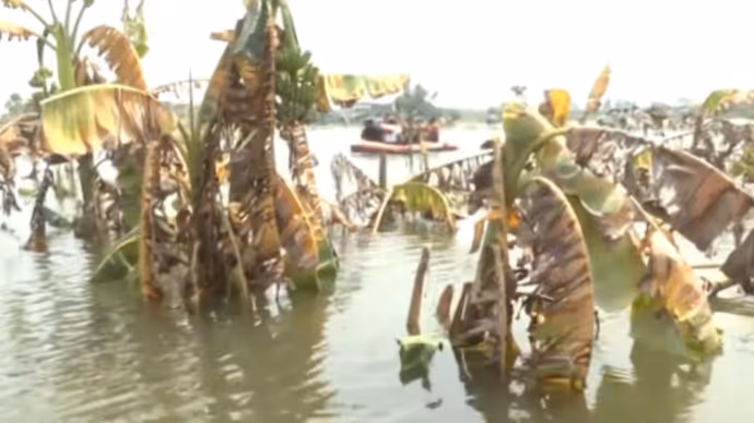 Bihar Floods: कभी ट्रैक्टर तो कभी नाव में सवार दिखे शिवराज-सम्राट, 8 PHOTOS में देखें तबाही