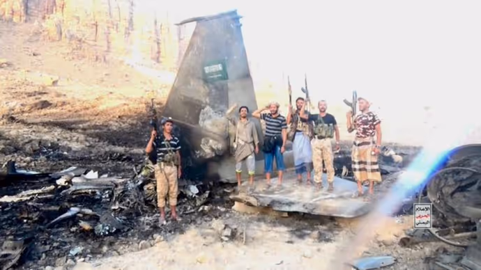 Saudi F-15 Attack: हूतियों ने आसमान से गिराया सऊदी जंगी विमान? 8 PHOTO-VIDEO में देखें धधकता मलबा