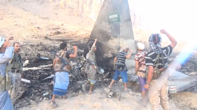 Saudi F-15 Attack: हूतियों ने आसमान से गिराया सऊदी जंगी विमान? 8 PHOTO-VIDEO में देखें धधकता मलबा