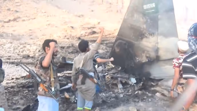 Saudi F-15 Attack: हूतियों ने आसमान से गिराया सऊदी जंगी विमान? 8 PHOTO-VIDEO में देखें धधकता मलबा