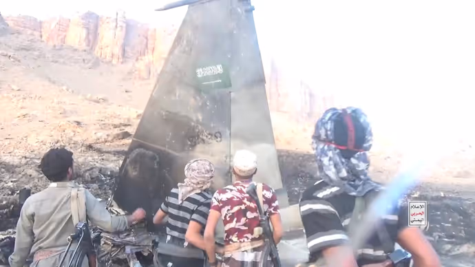 Saudi F-15 Attack: हूतियों ने आसमान से गिराया सऊदी जंगी विमान? 8 PHOTO-VIDEO में देखें धधकता मलबा