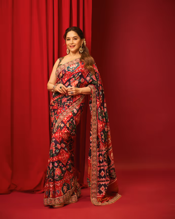 59 की उम्र में भी माधुरी दीक्षित का जलवा कायम, साड़ी में दिखीं टाइमलेस ब्यूटी, 6 Photos