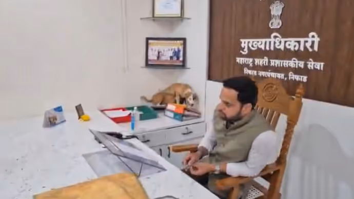 अफसर की टेबल पर छोड़े कुत्ते और निकाली नोटों की माला, 5 PHOTOS में देखिए नासिक का गजब मामला