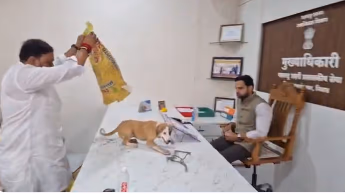 अफसर की टेबल पर छोड़े कुत्ते और निकाली नोटों की माला, 5 PHOTOS में देखिए नासिक का गजब मामला