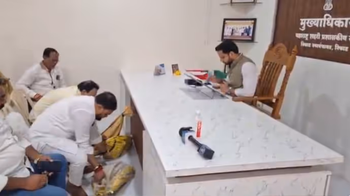 अफसर की टेबल पर छोड़े कुत्ते और निकाली नोटों की माला, 5 PHOTOS में देखिए नासिक का गजब मामला