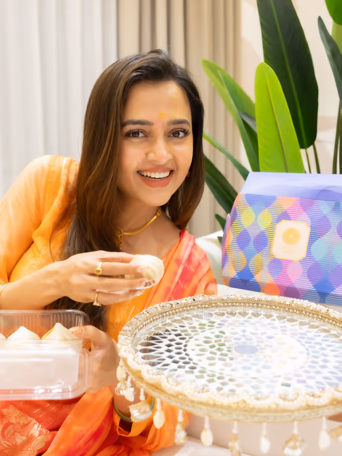 बप्पा के स्वागत में खिल उठा तेजस्वी प्रकाश का चेहरा, चांदी के गणपति संग देखें 5 PHOTOS
