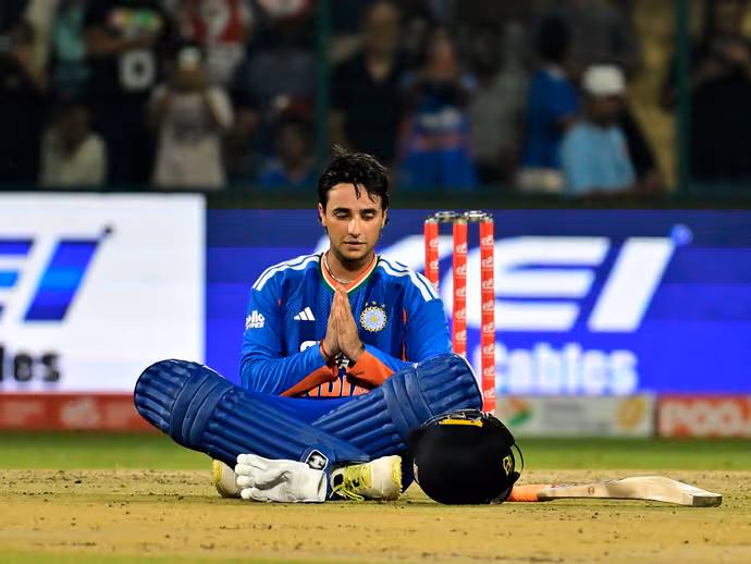 IND vs AFG: सेंचुरी ठोकने के बाद मैदान पर यूं नजर आया 'शर्माजी का बेटा' 10 PHOTO में अभिषेक का जश्न