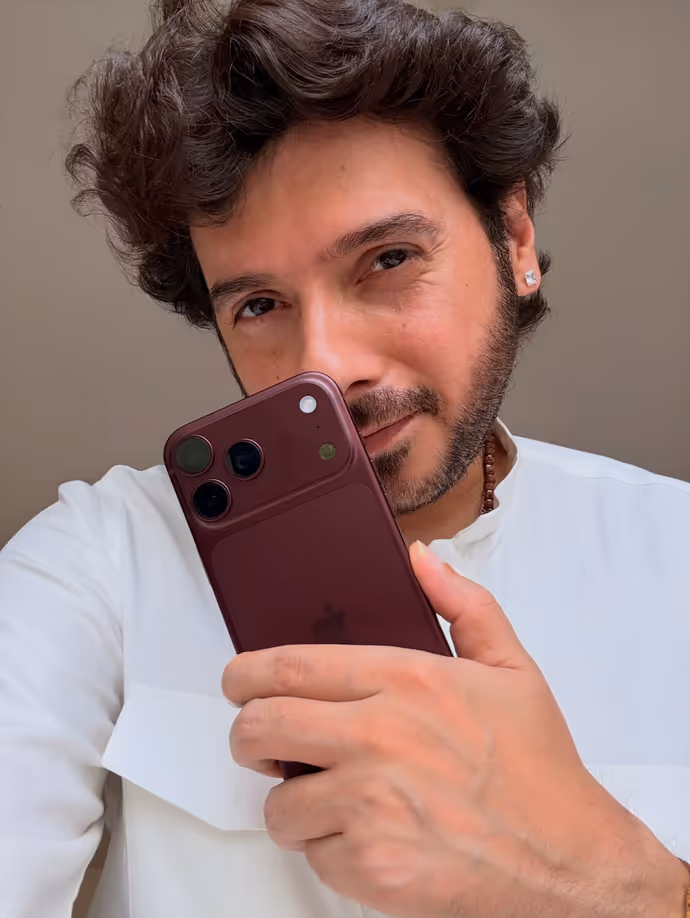 iPhone 18 Pro Max के साथ दिखे बॉलीवुड-टीवी स्टार्स, 10 तस्वीरों में देखें दीवानगी