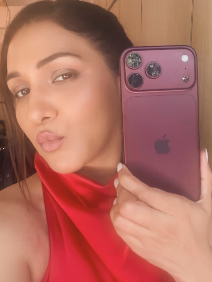 iPhone 18 Pro Max के साथ दिखे बॉलीवुड-टीवी स्टार्स, 10 तस्वीरों में देखें दीवानगी