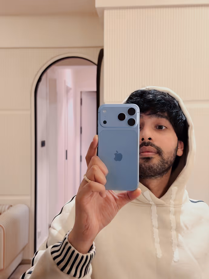 iPhone 18 Pro Max के साथ दिखे बॉलीवुड-टीवी स्टार्स, 10 तस्वीरों में देखें दीवानगी