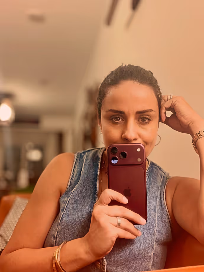 iPhone 18 Pro Max के साथ दिखे बॉलीवुड-टीवी स्टार्स, 10 तस्वीरों में देखें दीवानगी
