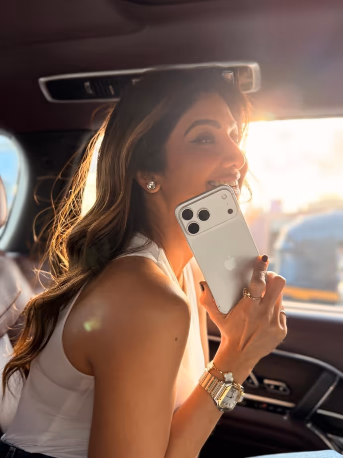iPhone 18 Pro Max के साथ दिखे बॉलीवुड-टीवी स्टार्स, 10 तस्वीरों में देखें दीवानगी