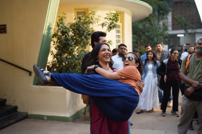 ‘मिर्जापुर’ की स्वीटी-गोलू का दिखा बहनों वाला प्यार, 5 PHOTOS में देखें स्वीट बॉन्डिंग