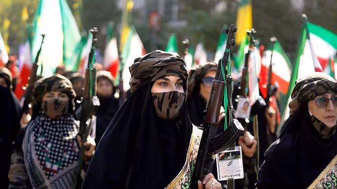Iran Janfada Rally: गोद में बच्चा, हाथ में AK-47...10 PHOTO में देखें ईरानी महिलाओं ने क्यों उठाए हथियार?