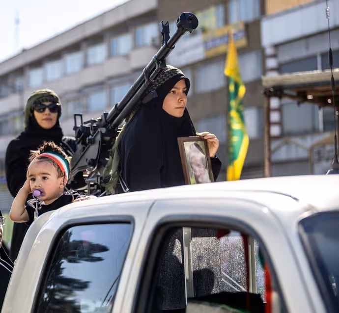 Iran Janfada Rally: गोद में बच्चा, हाथ में AK-47...10 PHOTO में देखें ईरानी महिलाओं ने क्यों उठाए हथियार?