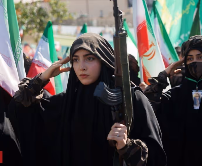 Iran Janfada Rally: गोद में बच्चा, हाथ में AK-47...10 PHOTO में देखें ईरानी महिलाओं ने क्यों उठाए हथियार?