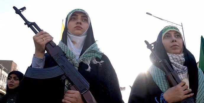 Iran Janfada Rally: गोद में बच्चा, हाथ में AK-47...10 PHOTO में देखें ईरानी महिलाओं ने क्यों उठाए हथियार?