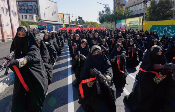 Iran Janfada Rally: गोद में बच्चा, हाथ में AK-47...10 PHOTO में देखें ईरानी महिलाओं ने क्यों उठाए हथियार?