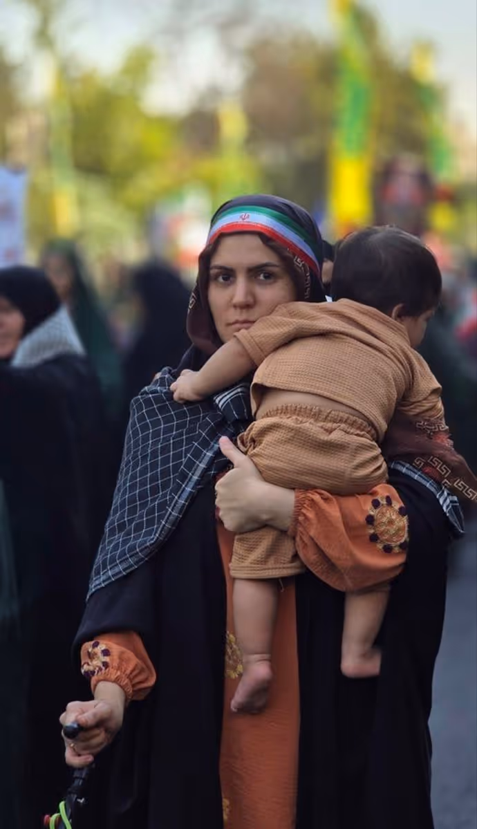 Iran Janfada Rally: गोद में बच्चा, हाथ में AK-47...10 PHOTO में देखें ईरानी महिलाओं ने क्यों उठाए हथियार?