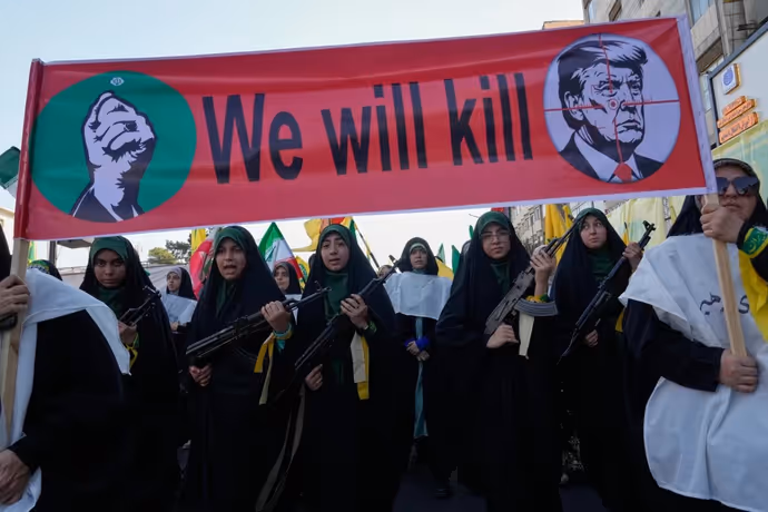 Iran Janfada Rally: गोद में बच्चा, हाथ में AK-47...10 PHOTO में देखें ईरानी महिलाओं ने क्यों उठाए हथियार?