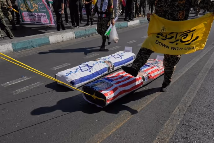 Iran Janfada Rally: गोद में बच्चा, हाथ में AK-47...10 PHOTO में देखें ईरानी महिलाओं ने क्यों उठाए हथियार?