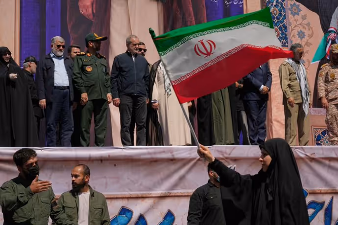 Iran Janfada Rally: गोद में बच्चा, हाथ में AK-47...10 PHOTO में देखें ईरानी महिलाओं ने क्यों उठाए हथियार?